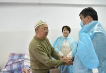 Мэр Бишкека и глава Минпросвещения посетили в больнице учителя школы №83, пострадавшего в результате нападения ученика