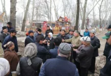 В парке Оша снесли торговые павильоны: владельцы пожаловались Жанару Акаеву