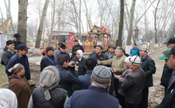 В парке Оша снесли торговые павильоны: владельцы пожаловались Жанару Акаеву