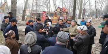 В парке Оша снесли торговые павильоны: владельцы пожаловались Жанару Акаеву Главная