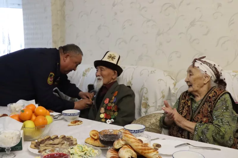 Photo 2026 02 24 10 55 25 внутренние войска мвд поздравили ветерана великой отечественной войны аспека жумашева.