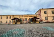 В Оше снесли старую школу, около 2 тыс учеников будут временно учиться онлайн