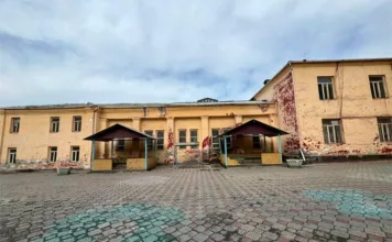 В Оше снесли старую школу, около 2 тыс учеников будут временно учиться онлайн