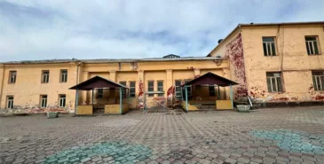 В Оше снесли старую школу, около 2 тыс учеников будут временно учиться онлайн Главная