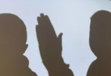 Бишкекте мугалим менен окуучунун мушташын милиция иликтеп жатат