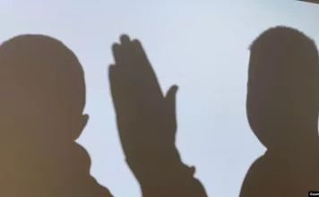 Бишкекте мугалим менен окуучунун мушташын милиция иликтеп жатат