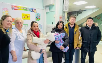 Двоих детей, оставшихся без попечения родителей, вернули в Кыргызстан