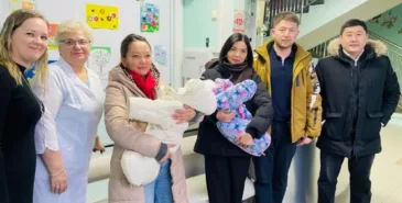 Двоих детей, оставшихся без попечения родителей, вернули в Кыргызстан Главная