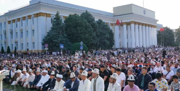 Власти разрешили провести Айт-намаз по случаю окончания месяца Рамазан (20 марта) на Старой площади в Бишкеке Главная