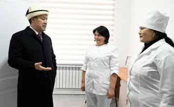 Президент из своего фонда будет ежемесячно выделять по 15 тыс. сомов каждому врачу и медсестре, — Минздрав