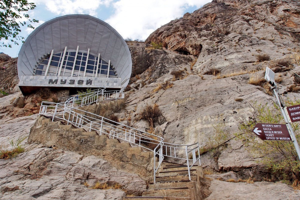 Мэр города Ош предлагает построить пешеходную и велодорогу вокруг Сулайман-Тоо