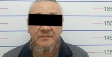 Мужчина, припарковавший машину в зеленой зоне, протащил на капоте машины сотрудника Муниципальной инспекции Главная