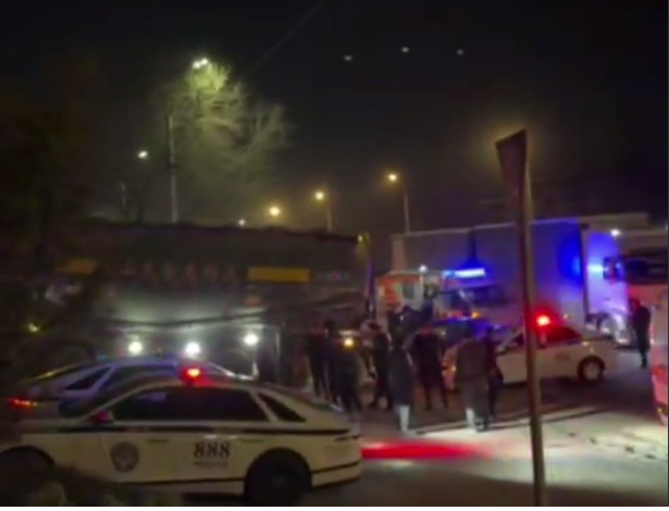 В Бишкеке в ночном ДТП погиб водитель-подросток, четверо пострадали