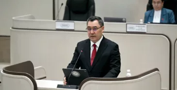 Садыр Жапаров: Имидж депутатов портят не министры или я, а сами народные избранники Главная