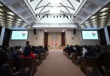 Касымалиев поздравил женский коллектив администрации президента с 8 Марта