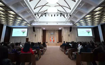 Касымалиев поздравил женский коллектив администрации президента с 8 Марта