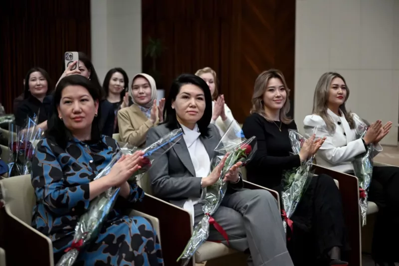 648077715 1361. Max 2560x1440. Format webp. Jpegquality 90 касымалиев поздравил женский коллектив администрации президента с 8 марта