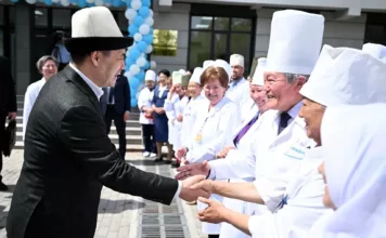 В Кыргызстане с 1 апреля зарплаты медиков вырастут на 100%