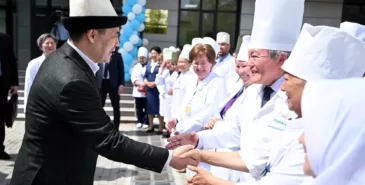 В Кыргызстане с 1 апреля зарплаты медиков вырастут на 100% Главная