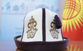 Мамлекеттик катчы кыргызстандыктарды Ак калпак күнү менен куттуктады