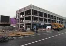 В центре Бишкека полностью уберут конструкцию на Чуй — Абдрахманова, которую прозвали «Коробка»