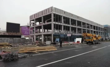 В центре Бишкека полностью уберут конструкцию на Чуй — Абдрахманова, которую прозвали «Коробка»