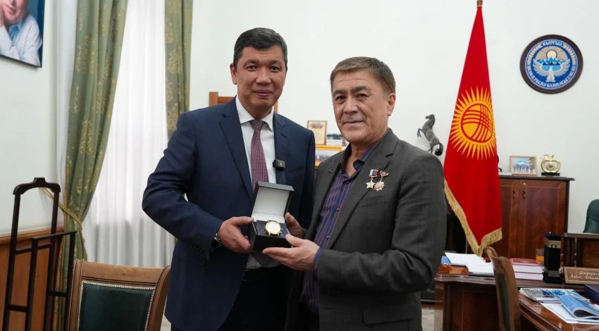 Мэр Бишкека встретился с Салижаном Шариповым и подарил ему наручные часы