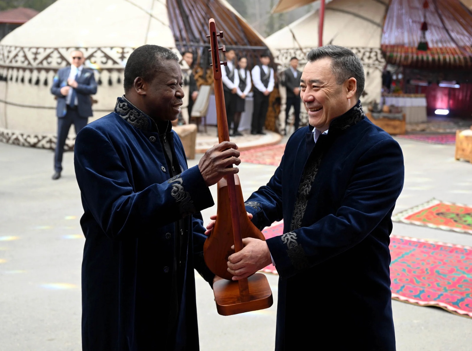 1927faf5 2c0d 42e4 aa02 f9af1d865f37 садыр жапаров и фор эссозимна гнассингбе посетили этнопрограмму в "ала-арче"