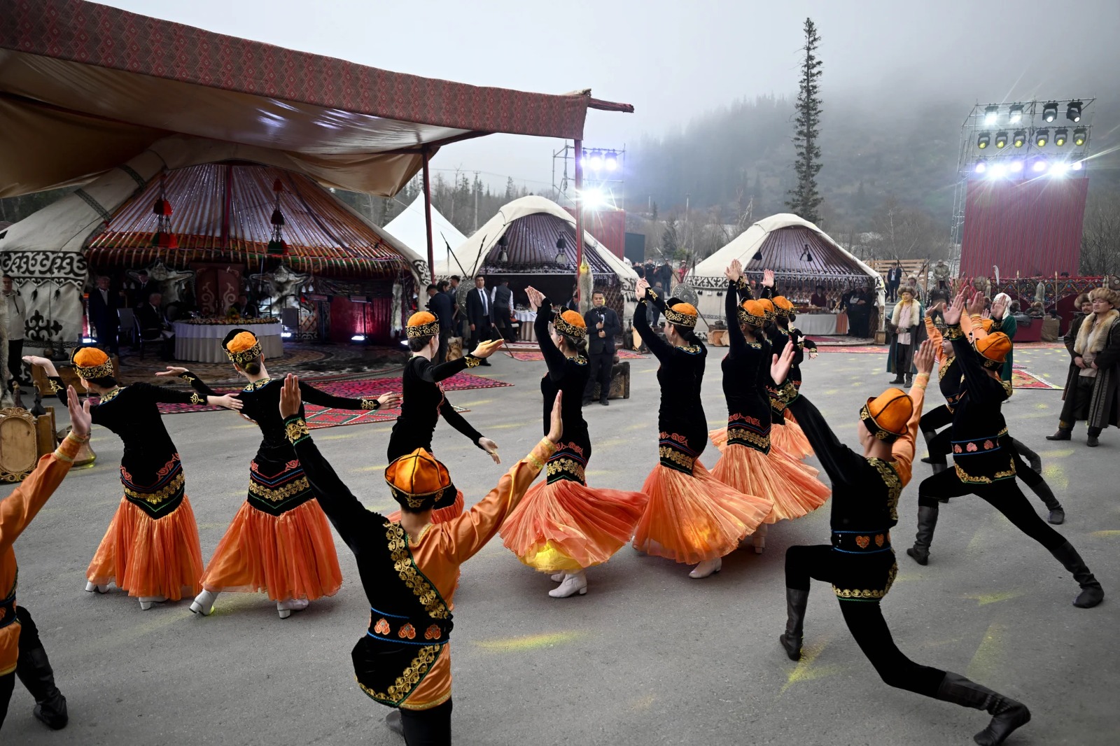 232266f2 ef89 4ec9 b5f3 17707742dc5c садыр жапаров и фор эссозимна гнассингбе посетили этнопрограмму в "ала-арче"