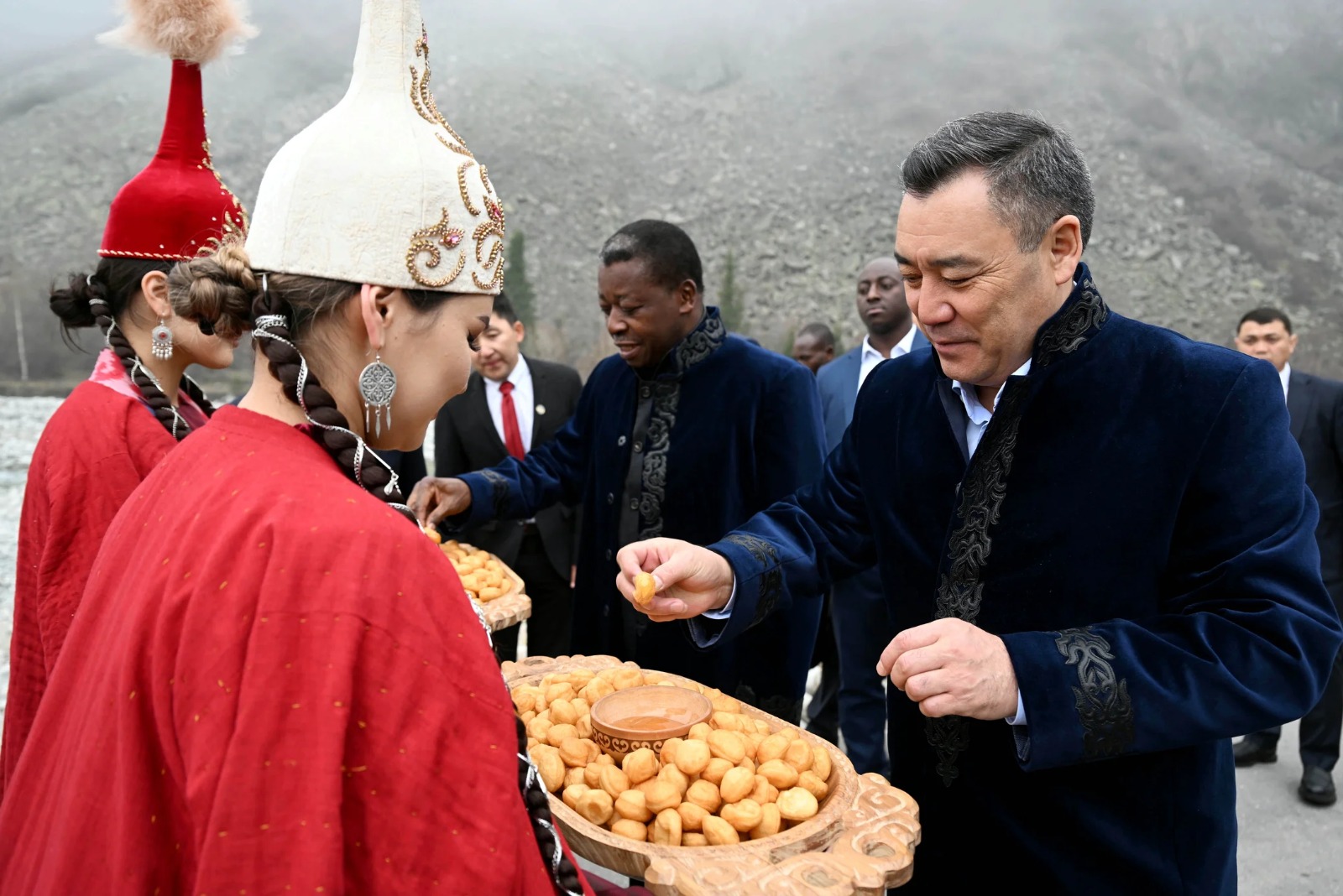 2f040150 ca27 41c1 a376 c43a5bf8af69 садыр жапаров и фор эссозимна гнассингбе посетили этнопрограмму в "ала-арче"