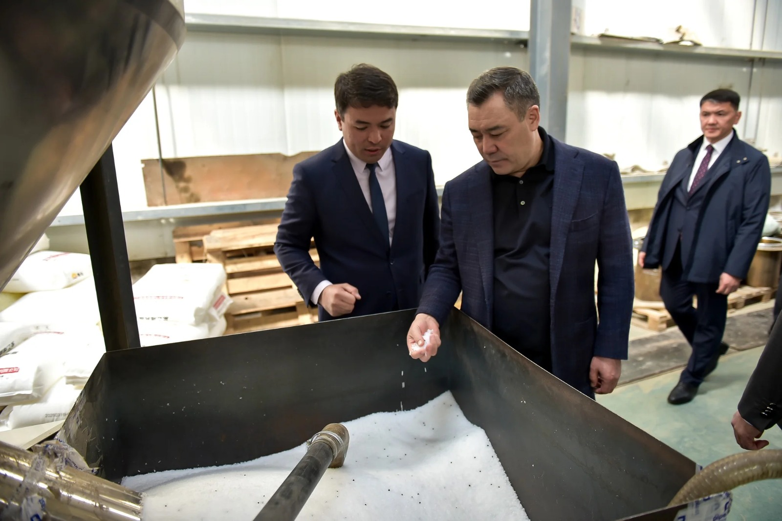 31942ccc 4777 4123 8af4 f409d3c7c2c3 президент ознакомился с технологическим процессом на заводе «эл пласт» в оше