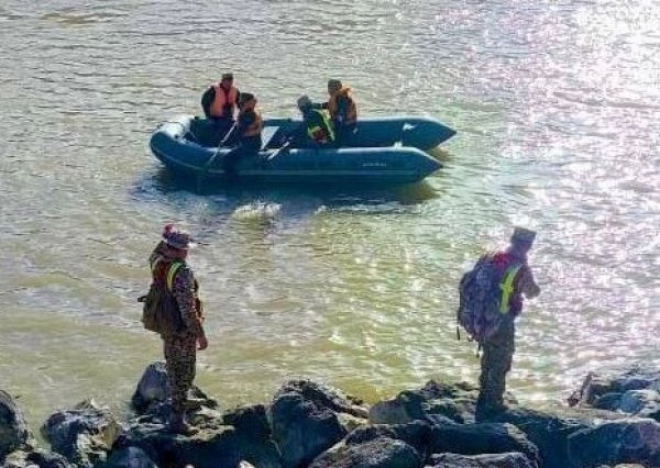 Поиски тела мальчика, упавшего в реку Нарын продолжается