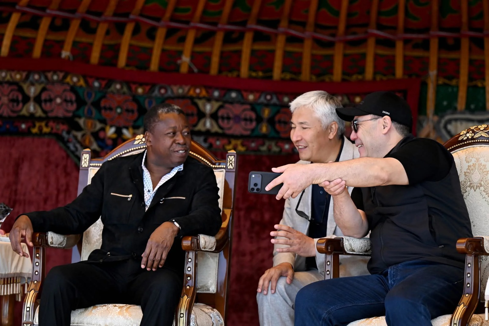 37343e07 3395 4b79 83c4 0cf317ddd7b1 садыр жапаров менен фор эссозимна гнассингбеге ысык-көлдө улуттук ат оюндары көрсөтүлдү