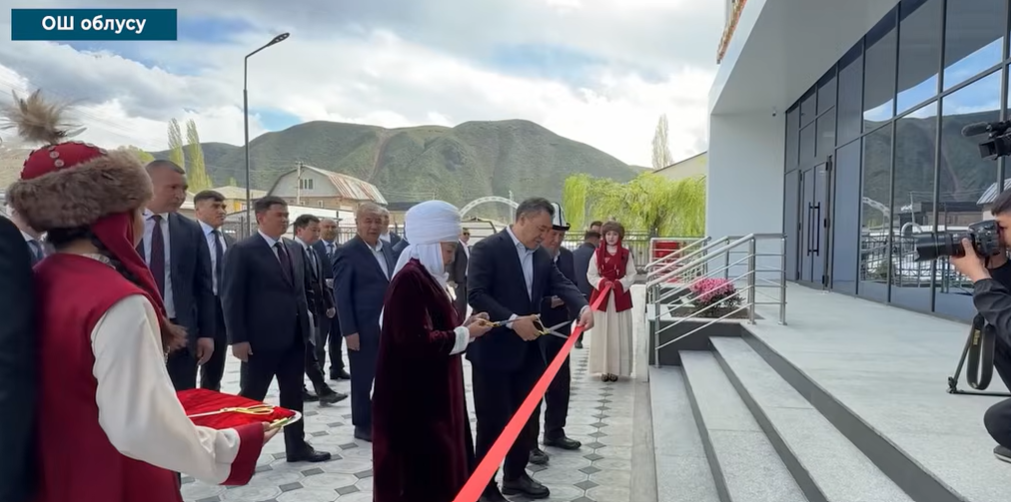 Садыр Жапаров открыл центр обслуживания населения и культуры в Гульчо