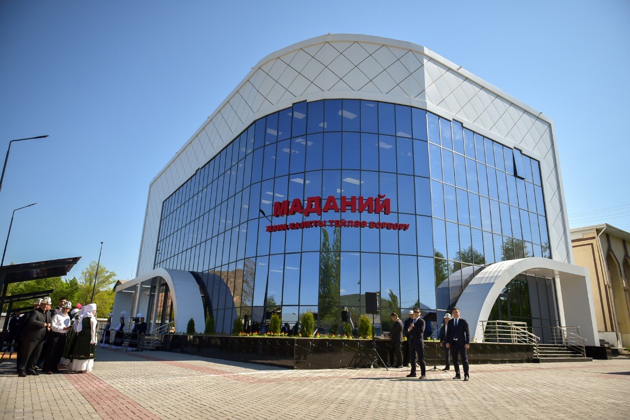 Президент открыл общественно-культурный центр с госуслугами в Кара-Кульдже