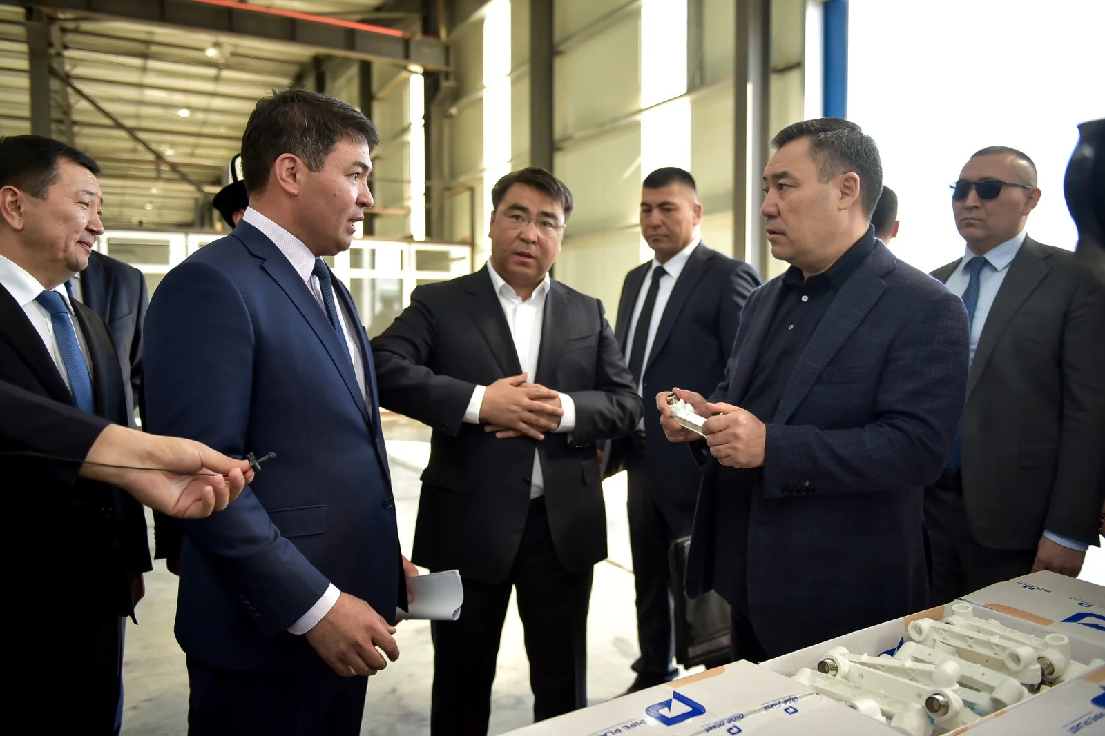 494d0d88 d80f 4bb6 b567 0b0f2bcbdeb1 президент ознакомился с технологическим процессом на заводе «эл пласт» в оше