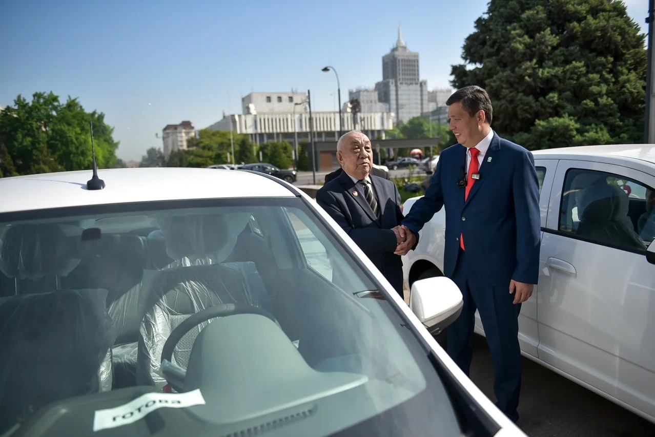 4afe6794 8489 4d48 ae3d 47a6e276a90c день города бишкек: мэр вручил служебные автомобили и электровелосипеды