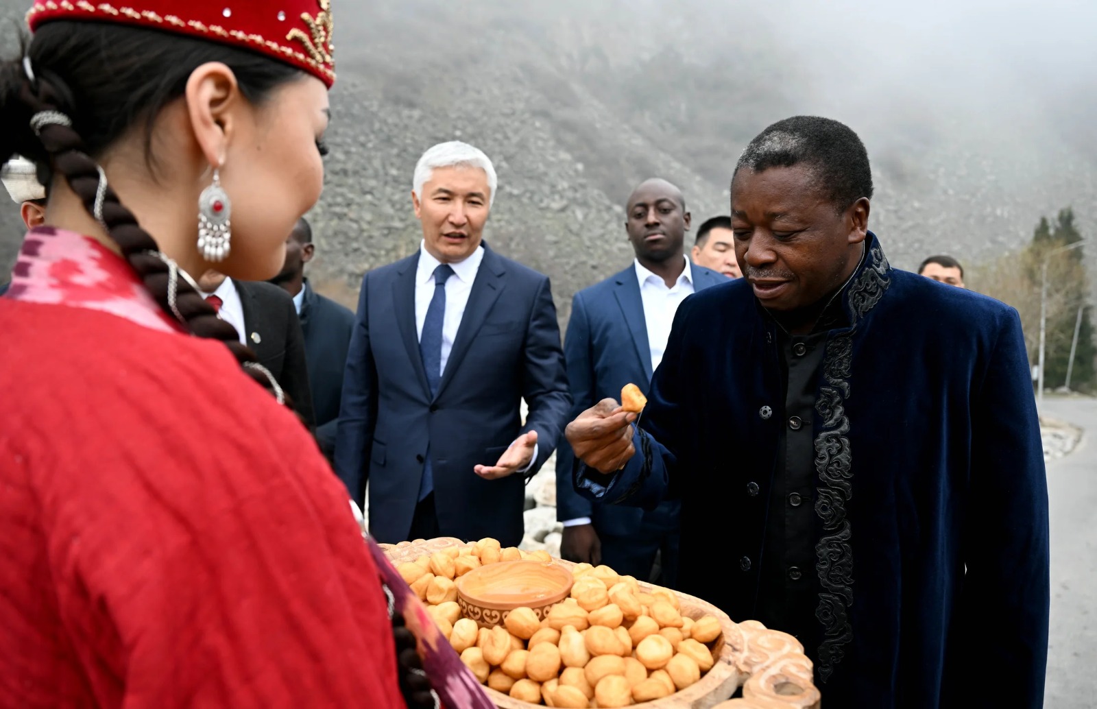 552fa341 7210 423b 8757 c17234704539 садыр жапаров и фор эссозимна гнассингбе посетили этнопрограмму в "ала-арче"