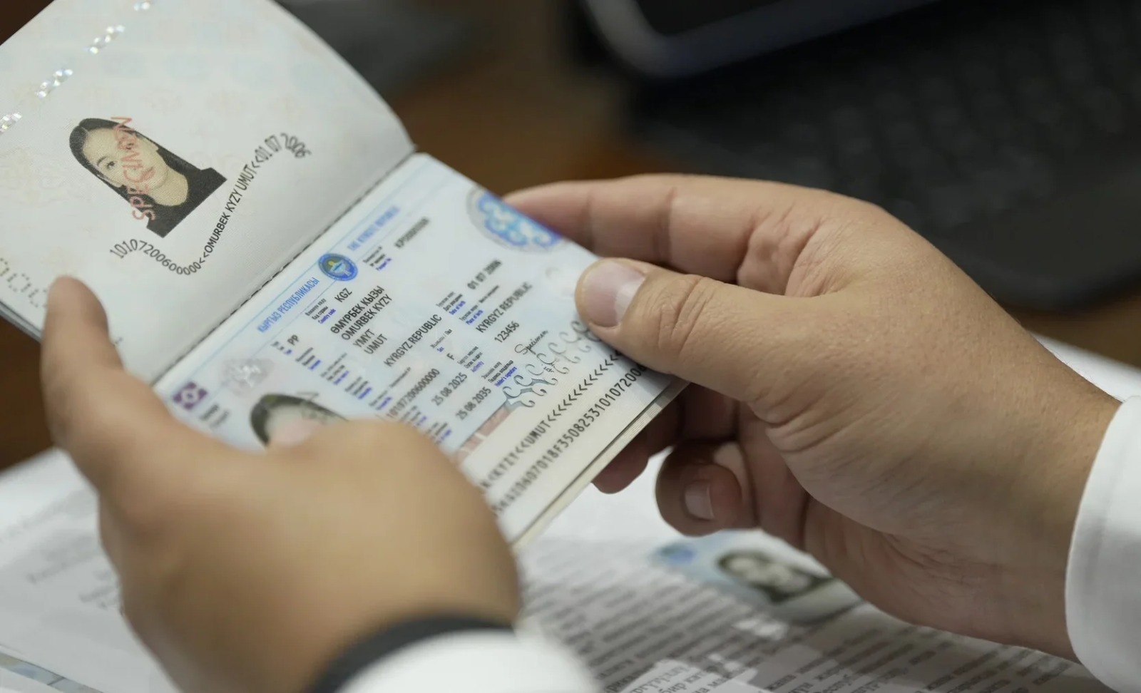 Комитет ЖК одобрил законопроект о выдаче паспорта детям по заявлению одного родителя