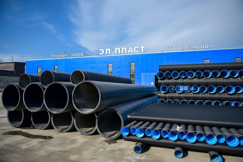 Президент ознакомился с технологическим процессом на заводе «Эл Пласт» в Оше