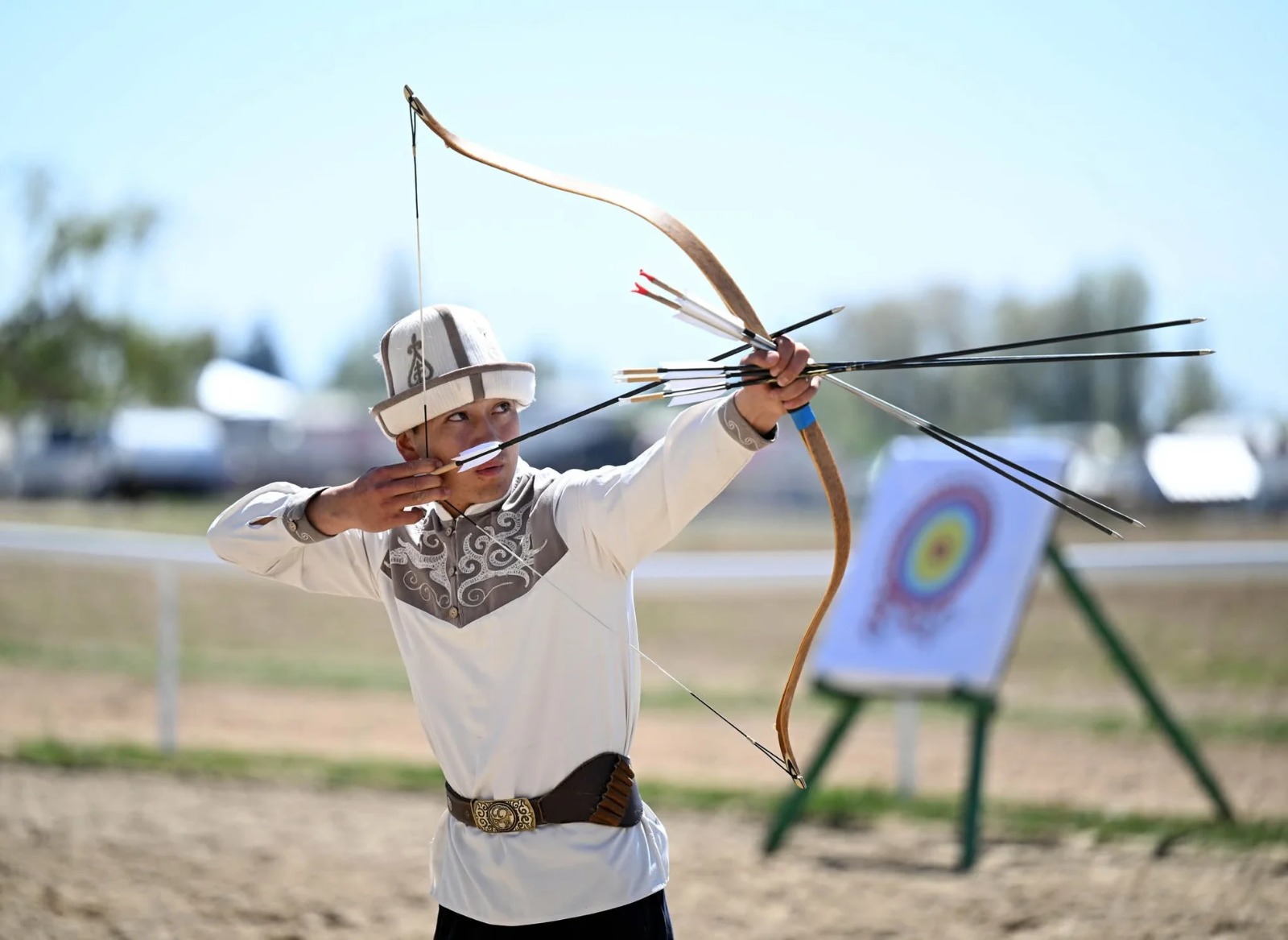 7d604c75 981d 4259 9a49 3f8eda1c030d садыр жапаров менен фор эссозимна гнассингбеге ысык-көлдө улуттук ат оюндары көрсөтүлдү