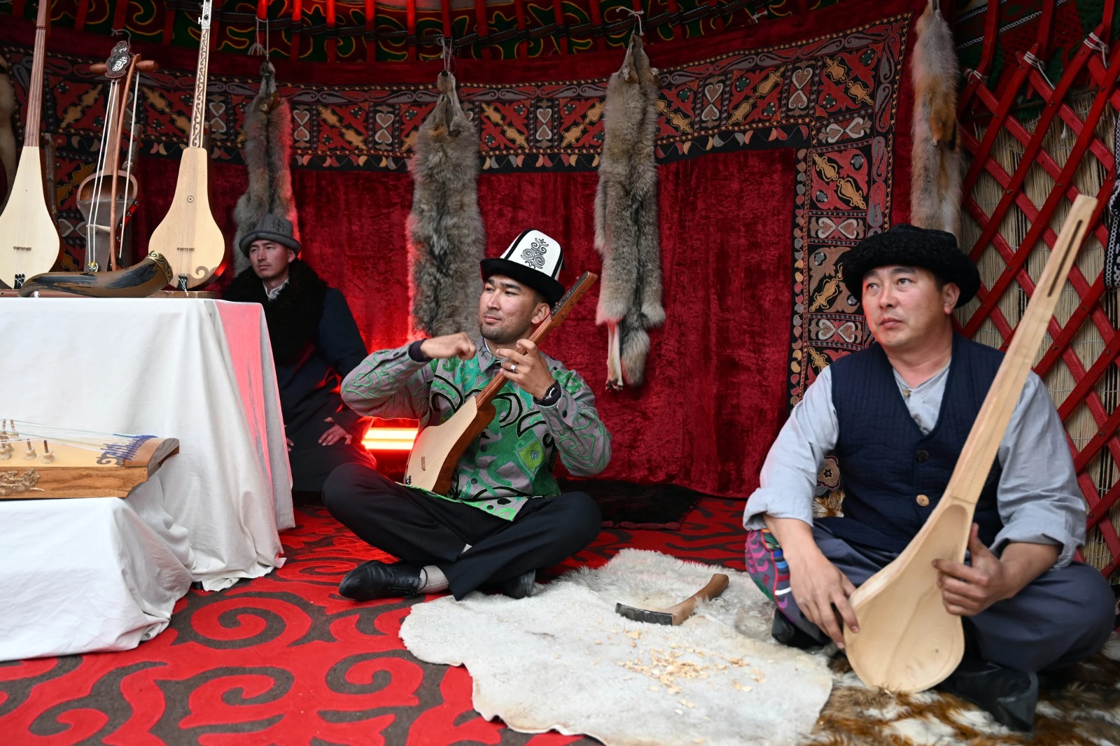 897461d6 84b3 40bc 936e 27ab3a547e0b садыр жапаров и фор эссозимна гнассингбе посетили этнопрограмму в "ала-арче"