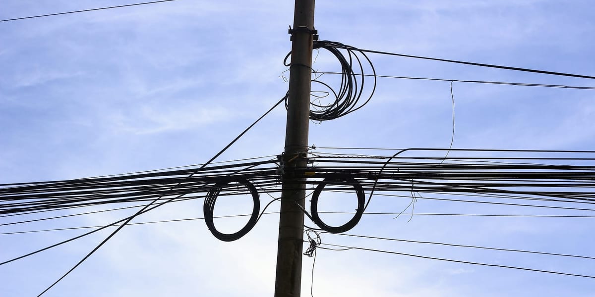 Часть Бишкека может остаться без интернета? Мэрия прокомментировала информацию, что дала интернет-провайдерам лишь 48 часов на демонтаж проводов