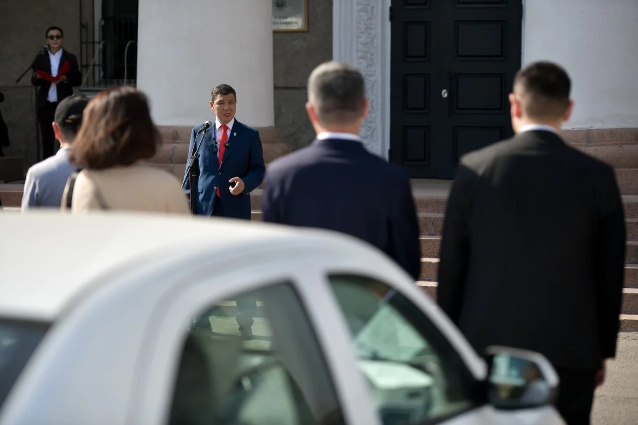 Aa2c5d21 e1f1 47e2 870f f2e7723bdf9c день города бишкек: мэр вручил служебные автомобили и электровелосипеды