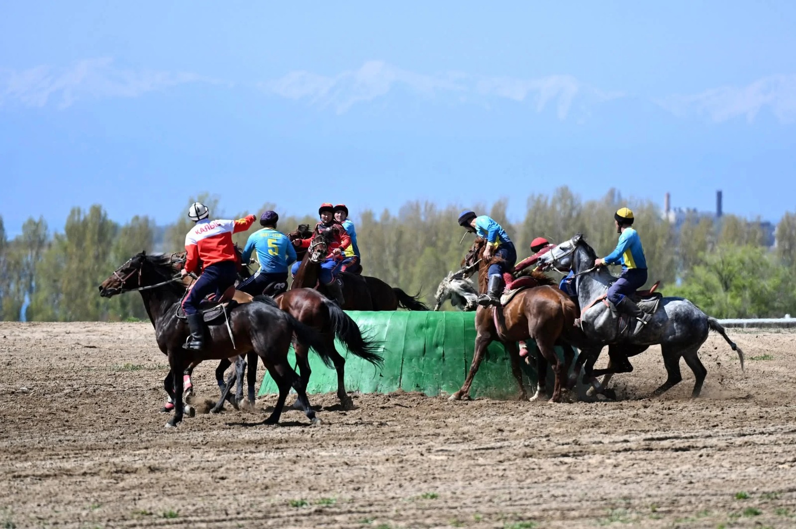 Cece6bb2 d2fe 4f22 8e64 2c0a298d171d садыр жапаров менен фор эссозимна гнассингбеге ысык-көлдө улуттук ат оюндары көрсөтүлдү