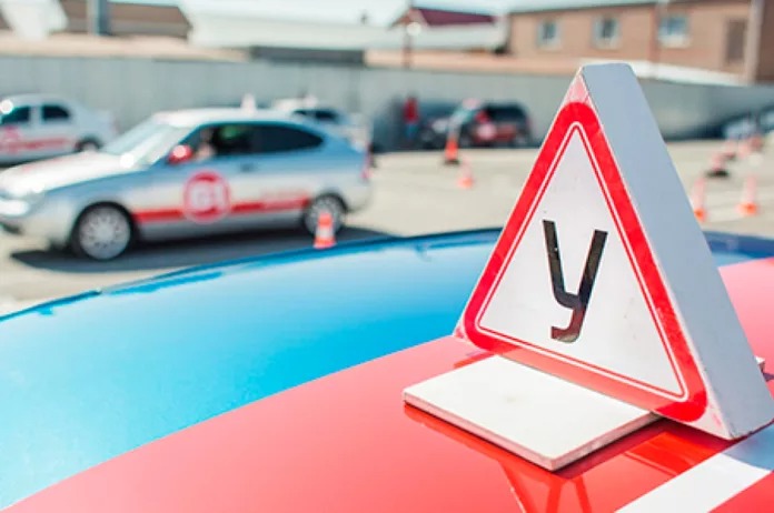 Госавтошколы будут обучать теории, а частные автошколы — практике