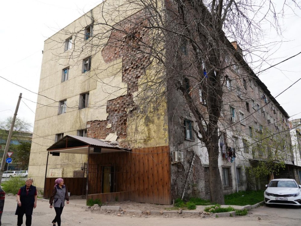 Жители домов №18, 20 и 22 по улице Фучика в Бишкеке, чье жилье официально признано опасным для жизни, получат квартиры через ГИК