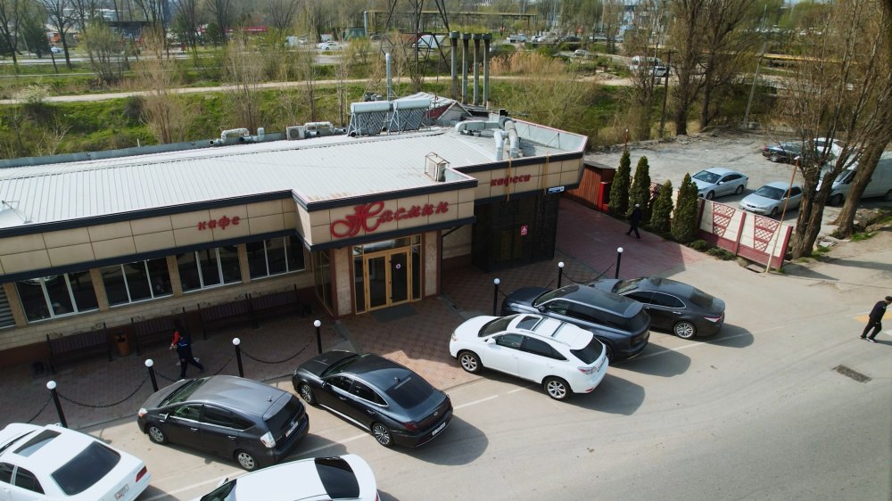 Кафе «Жасмин» снесут. Об этом заявил мэр Айбек Джунушалиев во время проверки хода работ на улице Сагымбая Манасчи