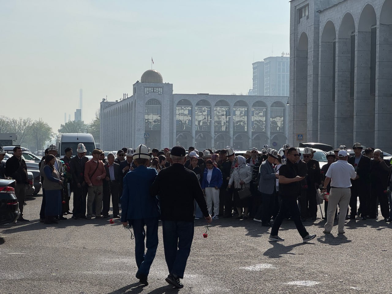 Photo 2026 04 07 10 26 37 2 в бишкеке на площади ала-тоо проходит митинг-реквием у памятника героям 7 апреля