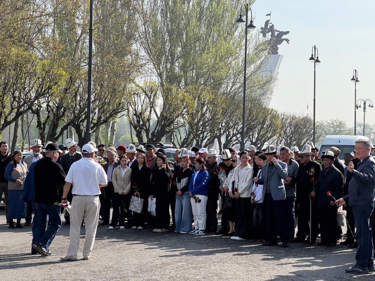 В Бишкеке на площади Ала-Тоо проходит митинг-реквием у памятника героям 7 апреля